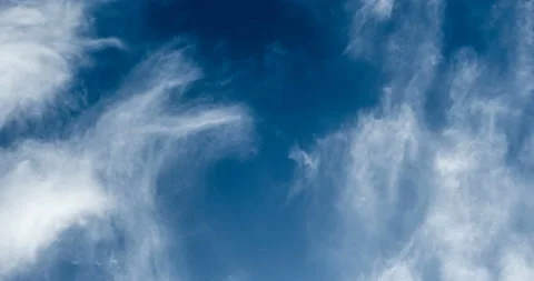 Beautiful daytime timelapse of clouds, motion of cirrus clouds, video loop Video stock 90103295