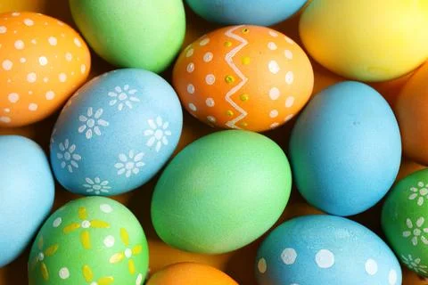 Beautiful decorated Easter eggs on orange background, flat lay Foto stock