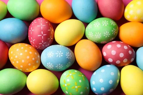 Beautiful decorated Easter eggs on pink background, flat lay Foto stock