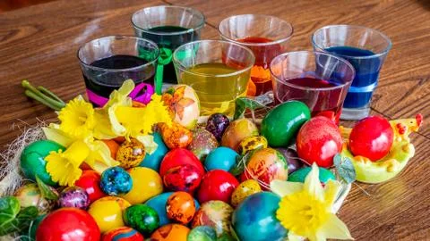 Beautiful decorated plate with easter eggs and flowers and colorful glasses o Foto stock