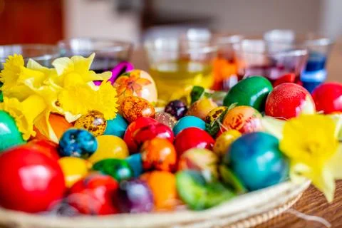 Beautiful decorated plate with easter eggs and flowers. Foto stock