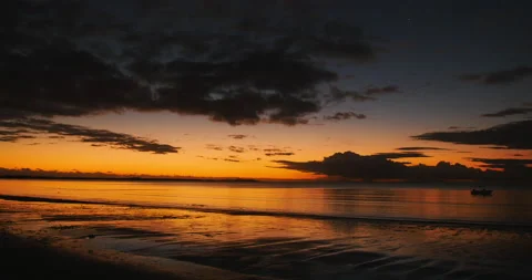 Beautiful deep sunset over the ocean 動画素材 132329311