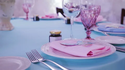 Beautiful design and decor of serving a festive table for one person. The Vídeo Stock 99223752