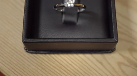 Beautiful diamond engagement ring. 4K UHD. Stockbeeldmateriaal 51660770