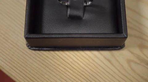 Beautiful diamond engagement ring. 4K UHD. Stockbeeldmateriaal 51661215