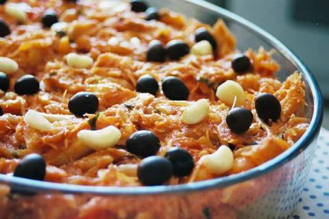 Beautiful dish made with cod, potatoes, olives, garlic in olive oil. Foto stock