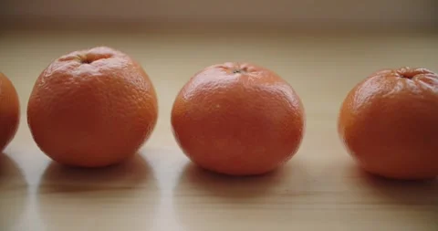 Beautiful display of fresh oranges resting on wooden surface 库存影片 299716021