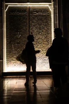 Beautiful door with geometric pattern of ancient Turkish  style and people .. Foto stock