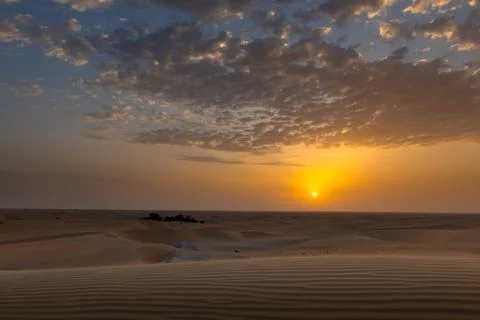Beautiful dramatic clouds sunset sunrise time lapse over the desert sand dune Foto stock
