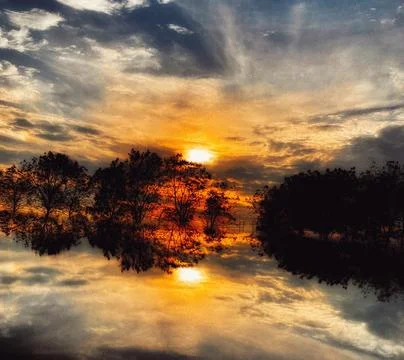 Beautiful Dramatic Mirror Sunset Sky Image 스톡 사진