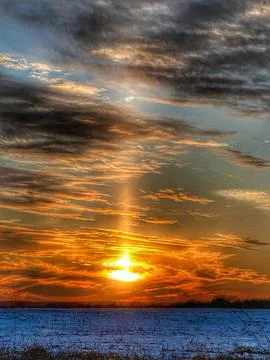 Beautiful Dramatic Sun Pillar Light 스톡 사진