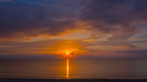 Beautiful dramatic sunrise over a sea coast Vídeos de archivo 133989088
