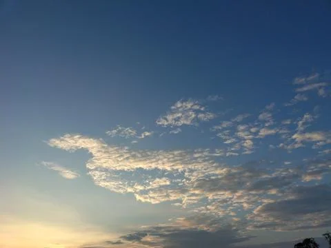 Beautiful Dramatic Sunrise Sky Background with Glowing Clouds Foto stock