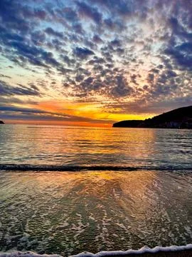 Beautiful dramatic sunset over the sea and mountain Foto stock