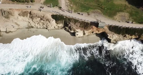 Beautiful drone view of blue waves crashing into La Jolla Cove, San Diego, Calif Видео 95904551