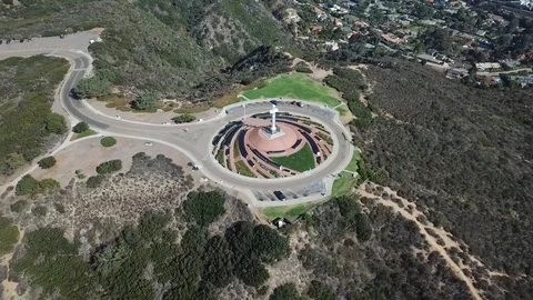 Beautiful Drone View of Mt. Soledad Cross in La Jolla, California. Smooth, 4K HD Видео 112884183