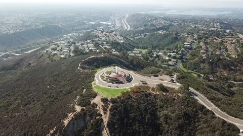 Beautiful Drone View of Mt. Soledad Cross in La Jolla, California. Smooth, 4K HD Stockbeeldmateriaal 112884961
