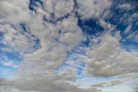 A Beautiful Dynamic Sky with Fluffy White Clouds Set Against a Brilliant Blue Ho Stockfoto's