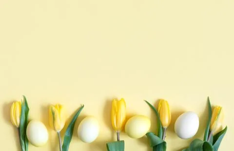 Beautiful Easter border with eggs and tulips on a yellow background.  Foto stock