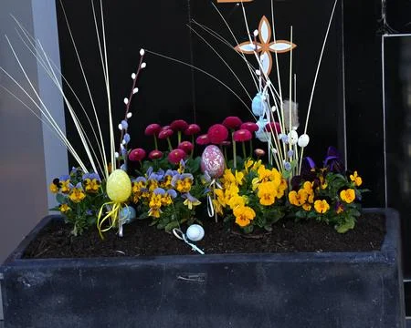 Beautiful Easter composition of decorative eggs and blossoming spring flowe.. Stock Photos