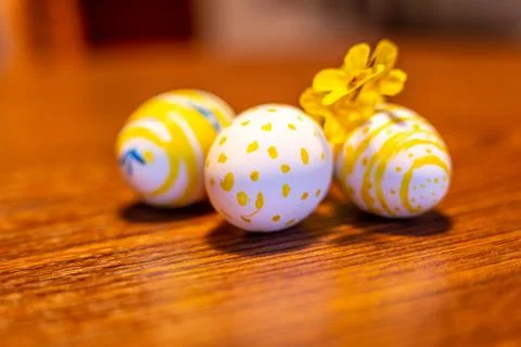 Beautiful easter eggs and flower on a wood table. Foto stock