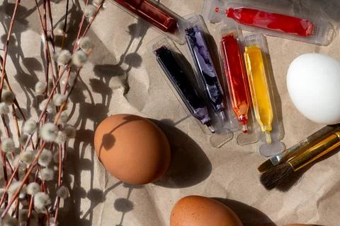 Beautiful Easter eggs lie on the table Foto stock