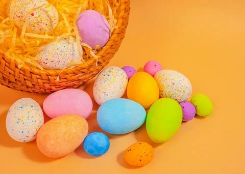 Beautiful Easter eggs in a round basket Foto stock