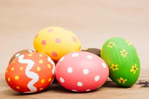 Beautiful Easter multi color egg on wooden Stockfoto's