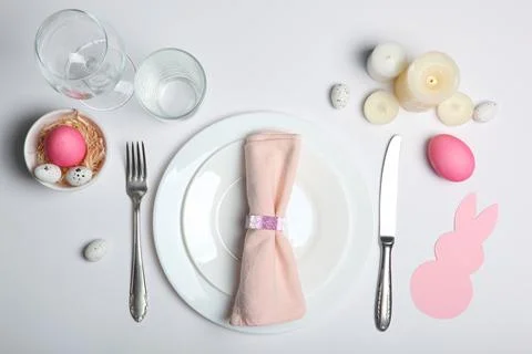 Beautiful easter table setting top view. Easter lunch. Stock-Fotos