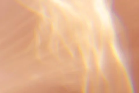 Beautiful effect of sun refraction on beige background. Caustics texture Foto stock