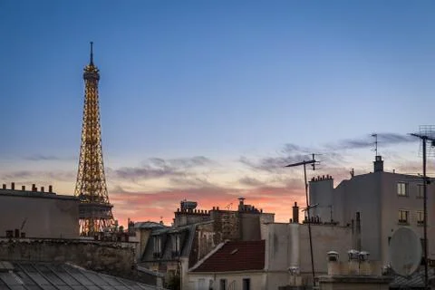 Beautiful Eiffel Tower during a pink sunset in Paris, France Foto stock