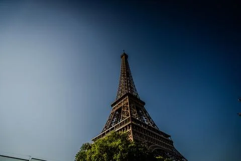 Beautiful Eiffel Tower in Paris. Nice day Stockfoto's