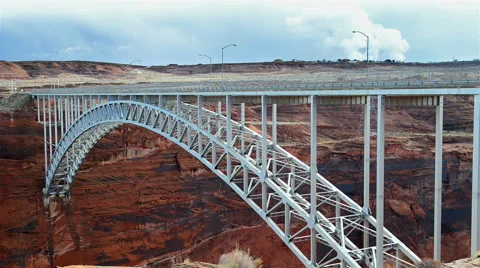 Beautiful elegant pedestrian bridge next to the Glen Canyon Dam Vidéo 64200588