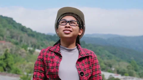 Beautiful engineer at work, imagining new project plans on the mountain. Vídeo Stock 172391419