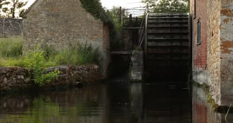 Beautiful Evening Light in the village of Lower Slaughter, Cotswolds AONB, UK Stock Footage 346143961