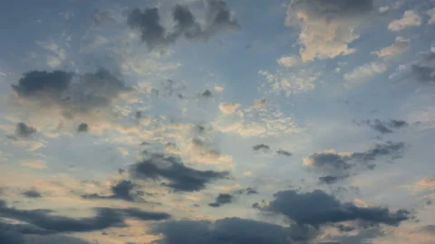 Beautiful evening sky. Evening clouds fast moving away. Stock-Footage 122414869