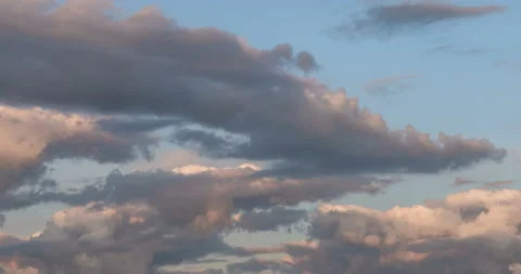 Beautiful evening sky. Evening clouds fast moving away. Loop. Video stock 123623851