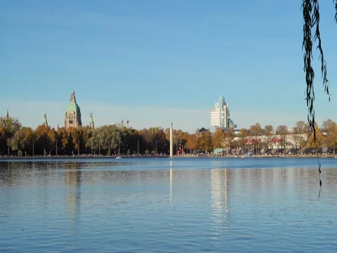 Beautiful Evening Skyline of Hanover adobe the lake Maschsee with Town Hall 스톡 동영상 85844302