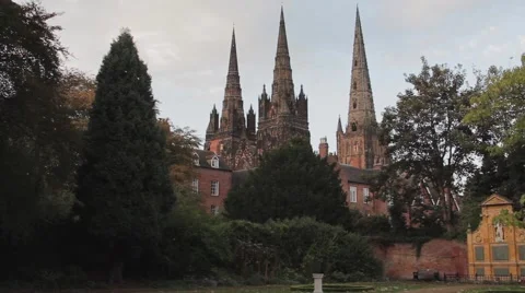 Beautiful Evening Sunset Light on Lichfield Cathedral 스톡 동영상 42528913