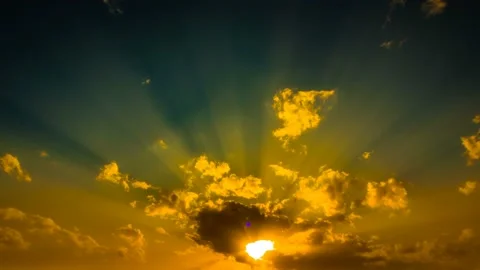 Beautiful evening sunset with reddish clouds. Time lapse. Vidéo 145890248