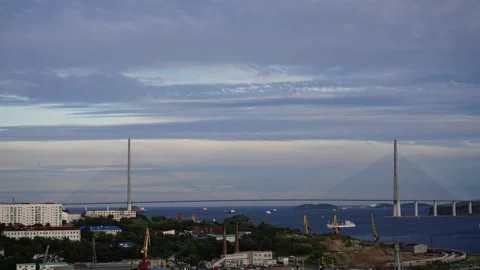 Beautiful evening timelapse with a view of the Russian bridge. Vídeo Stock 137777101