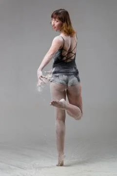 Beautiful expressive ballet dancer posing with flour at studio Foto stock