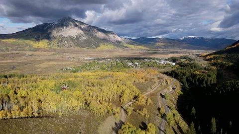 Beautiful fall foliage landscape at Crested Butte, Colorado, USA. 스톡 동영상 314765332
