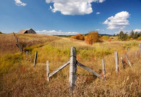 Beautiful Fall Landscape with Rustic Barn, Fence and Clouds Foto stock