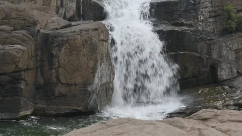 A beautiful fast flowing waterfall. 動画素材 336946172