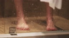 El hombre llega a la mujer después de la ducha, la toalla cae al suelo, pies  de cerca Archivo De Video, Clip Libre De Derechos, Video En Alta  Definición. Vídeo 103034169