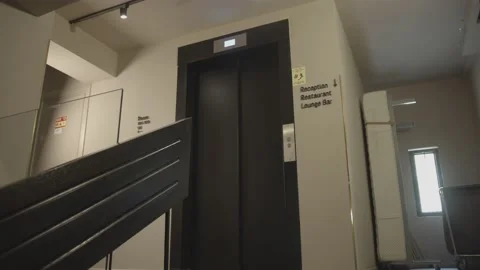 A beautiful female model in the elevator, shooting session 스톡 동영상 139488199