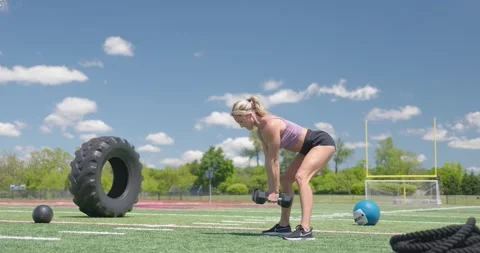 Beautiful Female Physical Trainer Exercising Working Out Pushups and Rows 库存影片 154384522