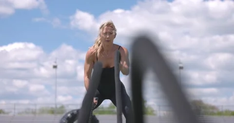 Beautiful Female Physical Trainer Working Out Cross Fit Conditioning Ropes Vidéo 154384591