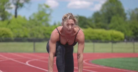 Beautiful Female Physical Trainer Working Out Exercising Running on Track Vidéo 154384596